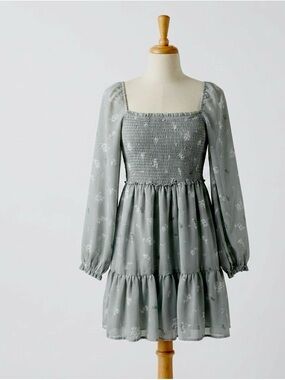 Beyond Words Co 🌸 Sage Floral Smocked Mini Dress 🌸 Preloved 🌸 Size Medium